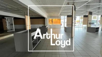 Location local commercial &agrave; N&icirc;mes fa&ccedil;ade vitr&eacute;e visibilit&eacute; forte passage - Offre immobilière - Arthur Loyd