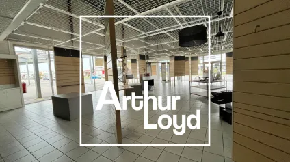 Location local commercial à Nîmes façade vitrée visibilité forte passage - Offre immobilière - Arthur Loyd