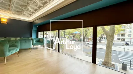 Local commercial à louer à Nîmes centre ville avec grande vitrine et visibilité - Offre immobilière - Arthur Loyd