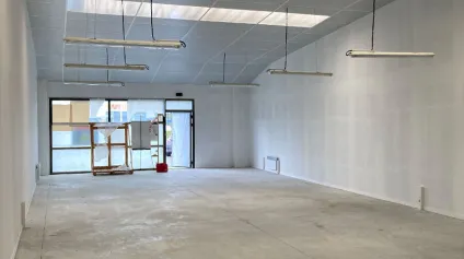 A LOUER - LOCAL COMMERCIAL 150 M² - PLOEREN - Offre immobilière - Arthur Loyd