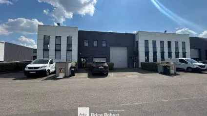 A vendre - un local d'activités avec bureaux aménagés et deux portes sectionnelles électriques de 4 mètres sur 4,5 mètres - Vénissieux - Offre immobilière - Arthur Loyd