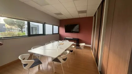 À LOUER  Bureaux lumineux de 900 m² divisibles  Visibilité exceptionnelle sur 2x2 voies Nantes / La Roche-sur-Yon - Offre immobilière - Arthur Loyd