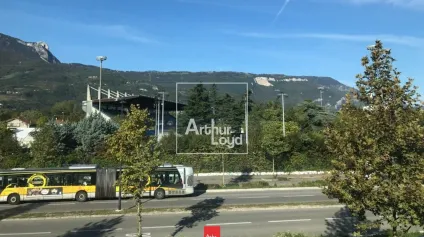 BUREAUX A VENDRE 922M² DISPONIBLES GRENOBLE AVEC PARKING - Offre immobilière - Arthur Loyd