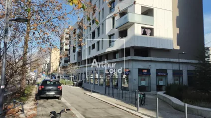 LOCAL COMMERCIAL NEUF 141M² A LOUER GRENOBLE COURS LIBERATION - Offre immobilière - Arthur Loyd