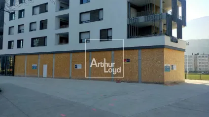 LOCAL COMMERCIAL 235 M² A LOUER BRUT DE BETON PONT DE CLAIX TERRASSE - Offre immobilière - Arthur Loyd