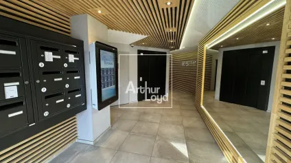 BUREAUX A LOUER SEYSSINS PROCHE DU RONDEAU AVEC PARKING FERME SECURISE - Offre immobilière - Arthur Loyd