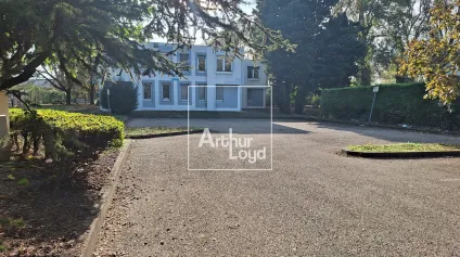 BATIMENT INDEPENDANT BUREAUX A VENDRE ST EGREVE - Offre immobilière - Arthur Loyd