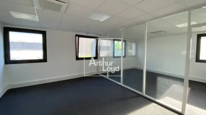 LOCATION BUREAU 136 M² R+1 AVEC ACCES PMR ET PARKINGS MEYLAN INOVALLEE - Offre immobilière - Arthur Loyd