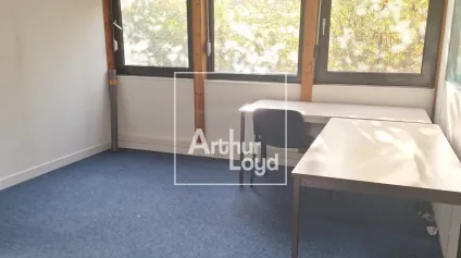 BUREAUX A LOUER MEYLAN AVEC PARKING EN REZ DE CHAUSSEE - Offre immobilière - Arthur Loyd