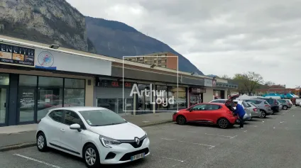 LOCAL COMMERCIAL 83 M² A LOUER GRAND PARKING SASSENAGE CC GLERIATES - Offre immobilière - Arthur Loyd