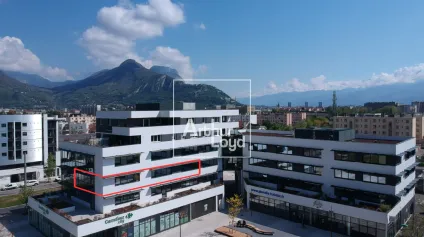 BUREAUX A LOUER + COMMERCE DANS IMMEUBLE RECENT A SEYSSINET PARISET - Offre immobilière - Arthur Loyd