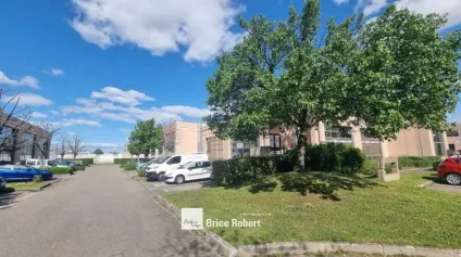 A vendre ou à louer - LES ESPACES DU CHÊNE - Bureaux lumineux en duplex - Bron - Offre immobilière - Arthur Loyd
