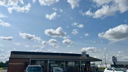 OPPORTUNITÉ À ROYE ! Votre futur local commercial à louer en bordure de l'autoroute A1 - Offre immobilière - Arthur Loyd