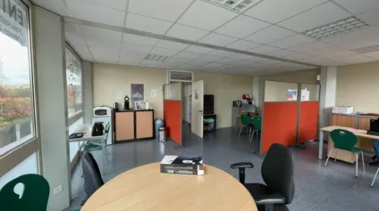 Situé en zone d'activité, un immeuble de bureau d'une surface de 295 m2 environ à louer à Villers Cotterêts avec parking VL. - Offre immobilière - Arthur Loyd