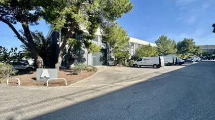 Local d'activités et bureaux à LOUER sur un site sécurisé avec places de parking à VITROLLES - Offre immobilière - Arthur Loyd