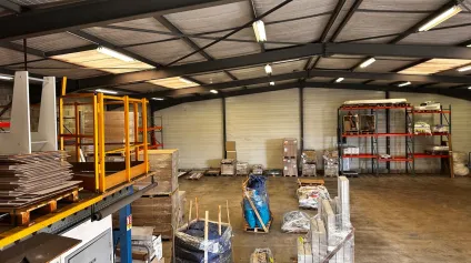 À LOUER, vente envisageable : Local d'activité de 408 m² avec auvent, situé à Montrond-les-Bains - Offre immobilière - Arthur Loyd