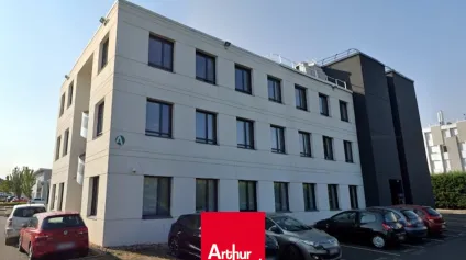 Belle surface de bureaux à louer proche de l'autoroute A6 à Villefranche sur Saône. Nombreux stationnements, accès PMR. Environnement dynamique : Pôle emploi, salle de sport, assuranc... - Offre immobilière - Arthur Loyd