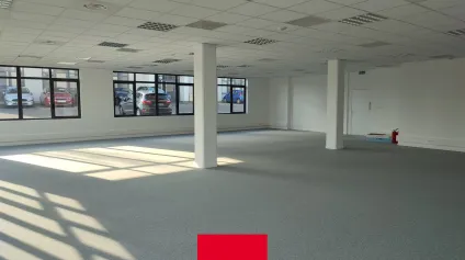 VIllefranche sur Saône : Bureaux à louer en RDC, proche autoroute, visibilité sur axe passant, parking, environnement dynamique : Pole emploi, assurance, salle de sport... - Offre immobilière - Arthur Loyd