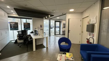 LOCAL COMMERCIAL À LOUER À POITIERS SUR AXE ENTRANT  PARKING PRIVATIF ET VISIBILITÉ EXCEPTIONNELLE - 110m² - Offre immobilière - Arthur Loyd