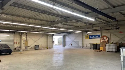 Local de stockage/atelier d'une surface de 530 m2 disponible immédiatement à la location à Soissons, en second rideau en zone commerciale. - Offre immobilière - Arthur Loyd