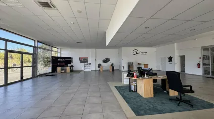 Local commercial à usage de concession automobile disponible à Puymoyen - Offre immobilière - Arthur Loyd