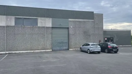 Entrepôt avec bureaux à vendre / à louer au coeur du CIT de RONCQ. Proximité immédiate de l'autoroute et de la Belgique. - Offre immobilière - Arthur Loyd