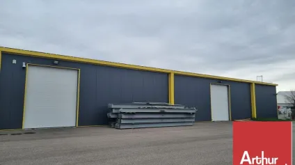 A VENDRE - MONTÉLIMAR NORD - ZONE DES LÉONARDS - BÂTIMENT INDUSTRIEL INDÉPENDANT D'ENVIRON 1&nbsp;564 M2 AVEC PLACES DE PARKING POUR POIDS LOURDS - Offre immobilière - Arthur Loyd