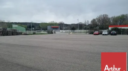 MONTÉLIMAR NORD - ZONE DES LÉONARDS - A LOUER ENTREPÔT RÉCENT D'ENVIRON 1&nbsp;564 M2 AVEC PLACES DE PARKING POUR POIDS LOURDS - Offre immobilière - Arthur Loyd