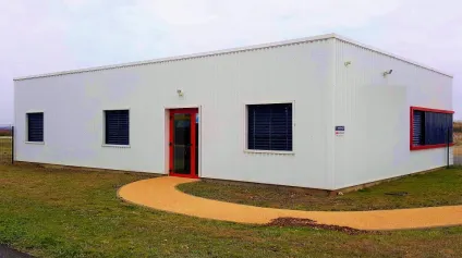 À 8 km de Poitiers Ouest, ensemble immobilier récent idéal pour activité artisanale ou petite industrie. Bureaux modernes climatisés et entrepôt fonctionnel avec grande hauteur, acc?... - Offre immobilière - Arthur Loyd