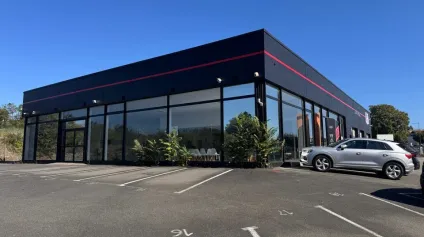 Local commercial à usage de concession automobile disponible à Puymoyen - Offre immobilière - Arthur Loyd