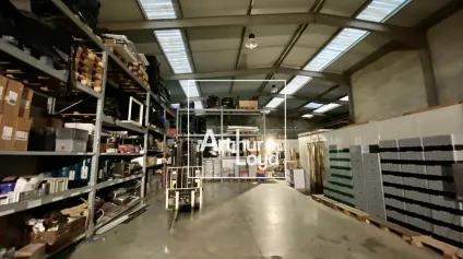Locaux d'activité 1200 m2 à St Jean de Védas - 3 portes sectionnelles - Location - Offre immobilière - Arthur Loyd