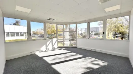 Bureaux à louer à Mérignac avec patio végétalisé et 24 places de parking - Offre immobilière - Arthur Loyd