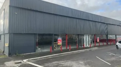 IMPLANTEZ VOTRE ENSEIGNE : Local commercial d'environ 924m2 dont 574m2 de surface de commerciale. <br />Disponible immédiatement <br /> - Offre immobilière - Arthur Loyd