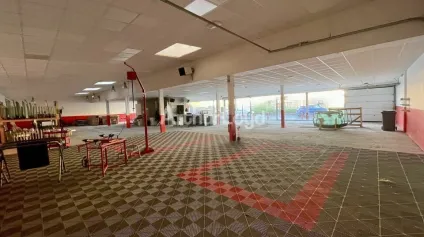 IMPLANTEZ VOTRE ENSEIGNE : Local commercial d'environ 924m2 dont 574m2 de surface de commerciale. Disponible immédiatement - Offre immobilière - Arthur Loyd