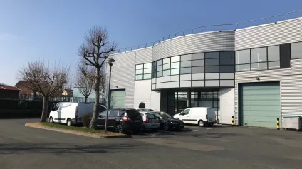 Locaux d'activité à louer à Elancourt avec bureaux rénovés et accès sécurisé - Offre immobilière - Arthur Loyd