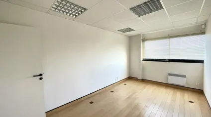 À LOUER  BUREAUX 151 M²  ZONE RÉPUBLIQUE 3  POITIERS  PARKING PRIVATIF - Offre immobilière - Arthur Loyd