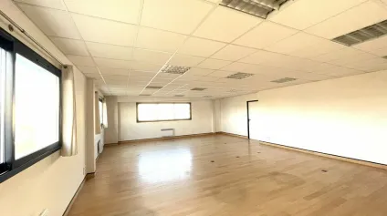 À LOUER  BUREAUX 151 M²  ZONE RÉPUBLIQUE 3  POITIERS  PARKING PRIVATIF - Offre immobilière - Arthur Loyd