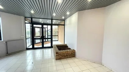 À LOUER  BUREAUX 315 M²  PROXIMITÉ D910  PARKINGS PRIVATIFS  CHASSENEUIL-DU-POITOU - Offre immobilière - Arthur Loyd