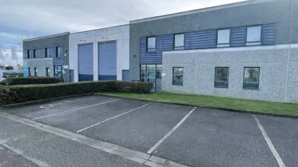 Entrepôt avec bureaux à louer. CRT de Lesquin, accès autoroutier A1 et A23 immédiat. - Offre immobilière - Arthur Loyd