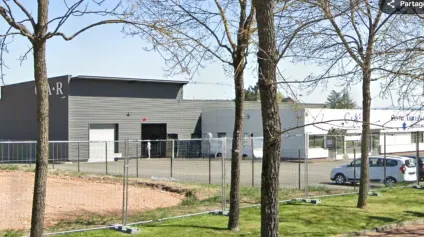 À LOUER : Local d'activités 1&nbsp;140 m² sur 4&nbsp;400 m² de terrain, dans ZI à RIORGES - Offre immobilière - Arthur Loyd