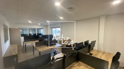 Local d'activité à vendre ou à louer - Entrepôt avec bureaux de près de 1080 m2, forte accessibilité A9/A75 - Offre immobilière - Arthur Loyd