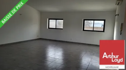 MONTELIMAR SUD - DANS UN RETAIL PARK AVEC COMMERCES - A LOUER BUREAUX AU PREMIER ETAGE - Offre immobilière - Arthur Loyd
