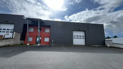 VENTE dans la zone d'activité du CROZET à Panissières ce local d'activité d'environ 500 m² - Offre immobilière - Arthur Loyd