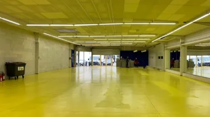 Local commercial à louer à Orange avec grand showroom lumineux, recherché - Offre immobilière - Arthur Loyd