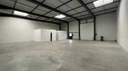 Cellule d'activité 256 m² - À vendre ou à louer - Plescop - Offre immobilière - Arthur Loyd
