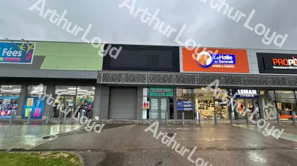 Local commercial à louer à Coquelles avec vitrine et fort flux dans Cité Europe - Offre immobilière - Arthur Loyd