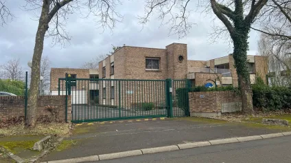 Bâtiment indépendant à vendre à Buc idéal activité tertiaire et terrain de 2200 m² - Offre immobilière - Arthur Loyd