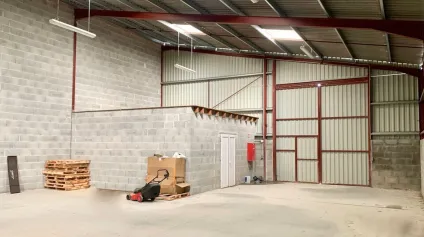 Local d'activités avec showroom à Chazelles proche Dordogne et Angoulême - Offre immobilière - Arthur Loyd
