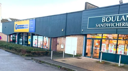 Local commercial rénové à louer à Dunkerque dans zone commerciale avec parking - Offre immobilière - Arthur Loyd