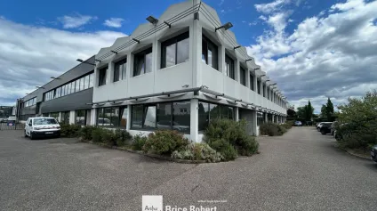 A louer - Bâtiment mixte activités et bureaux avec une hauteur sous plafond de 5,80 m - Dardilly - Offre immobilière - Arthur Loyd